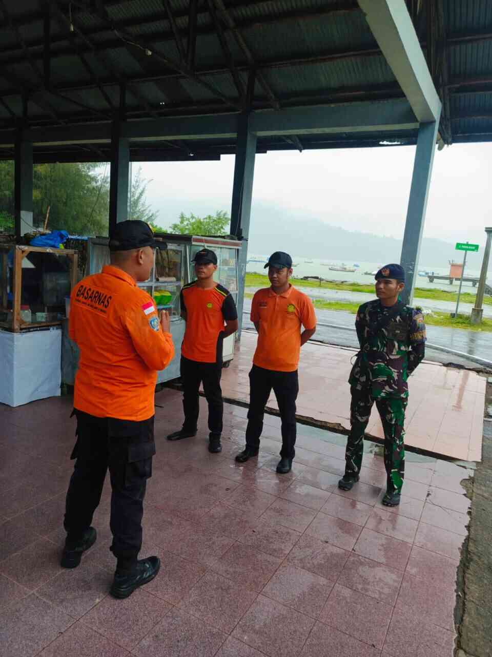Petani 70 Tahun Diseret Arus Sungai di Pesisir Selatan, Tim SAR Balap Waktu di Tengah Hujan Lebat