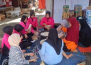 Polsek Tigo Nagari Salurkan Bantuan Sembako untuk Warga Terdampak Banjir Bandang di Koto Alam