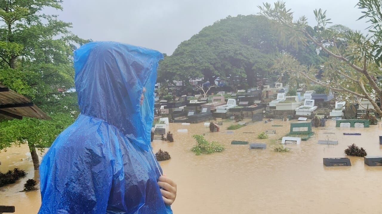Ratusan Makam Terendam di TPU Dadok Tunggul Hitam, Pemandangan Mengerikan di Pinggir Sungai Berarus Coklat