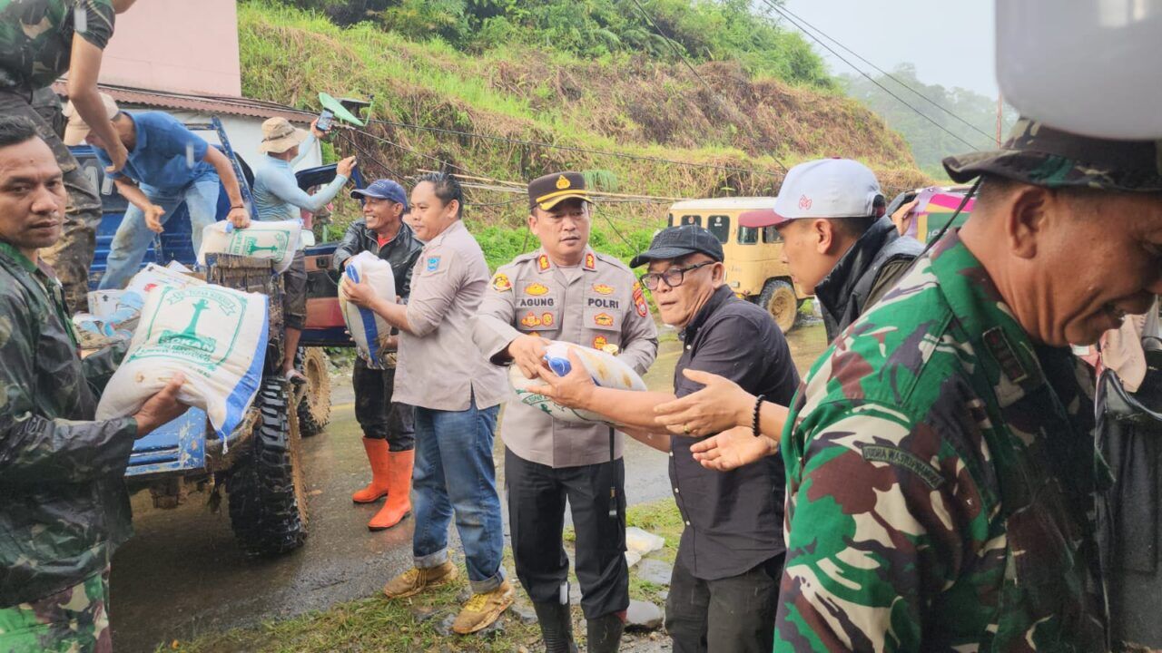 Sinergitas Tanpa Batas, Forkopimda Pasbar Kompak Tembus Kubangan Lumpur Demi Warga Korban Longsor