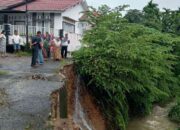 Tebing Mendadak Ambruk, Tiga Rumah di Padang Terancam Hanyut Setelah Hujan Tak Henti