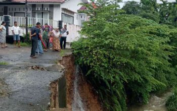 “Tebing Mendadak Ambruk, Tiga Rumah di Padang Terancam Hanyut Setelah Hujan Tak Henti”