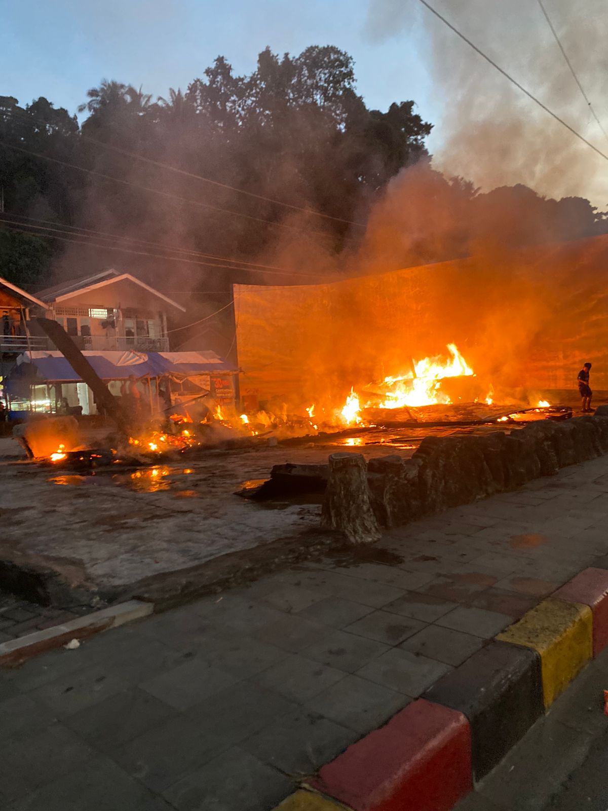 Monumen Kapal Wisata Siti Nurbaya Terbakar, Damkar Bergerak Cepat Padamkan Kobaran