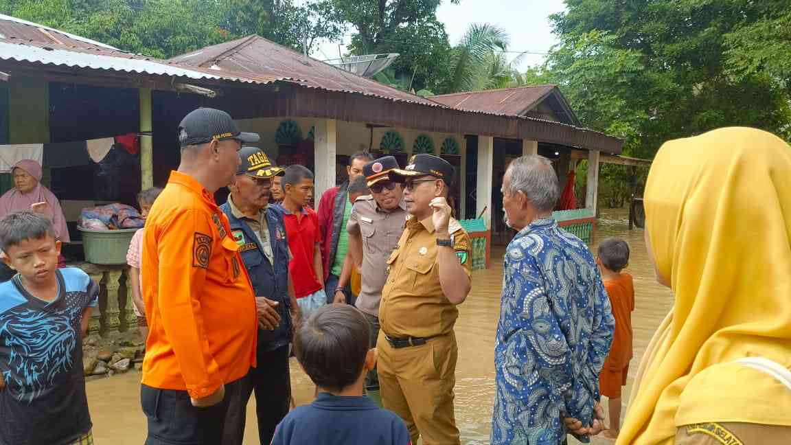 Wabup Risnaldi Bergerak Cepat, Perintahkan Dapur Umum untuk Korban Banjir Pesisir Selatan