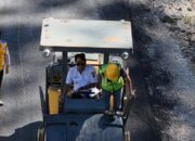 WAKIL Gubernur Sumbar, Vasko Ruseimy meninjau lokasi pembangunan Jalan Bayang–Solok