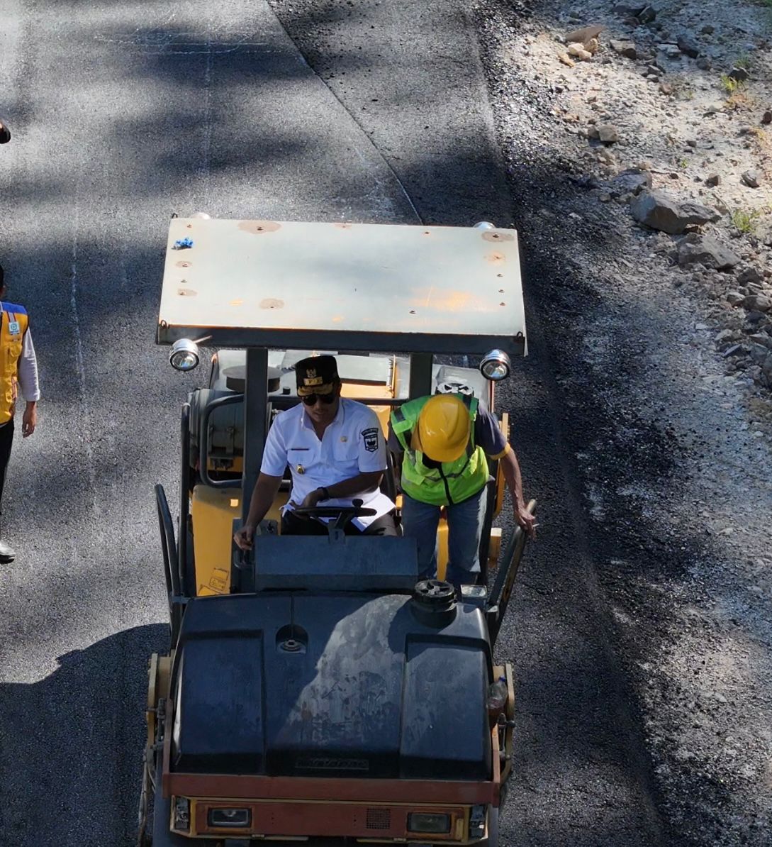 WAKIL Gubernur Sumbar, Vasko Ruseimy meninjau lokasi pembangunan Jalan Bayang–Solok
