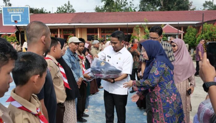 Bagikan Seragam Gratis di SMPN 3 Kota Solok, Wali Kota Ramadhani Kirana Putra Cerita Tentang Kehilangan Ayah