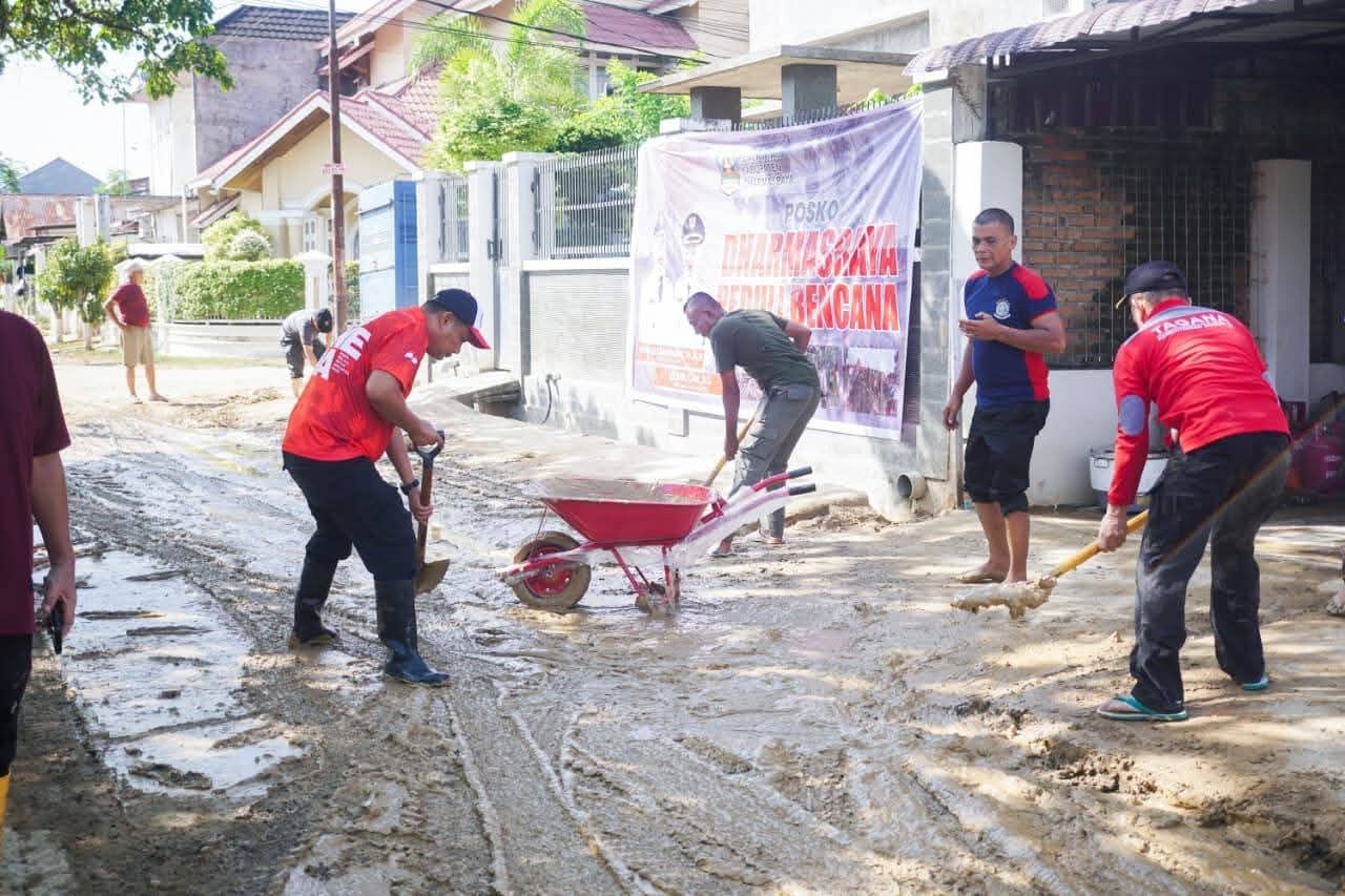 50 Relawan Bantu Pemulihan Pasca Banjir di Perumahan Taruko Nanggalo