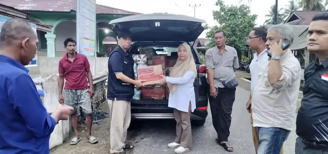 Diskominfotik Sumbar Salurkan Bantuan Tanggap Darurat ke Lokasi Banjir dan Longsor di Pesisir Selatan