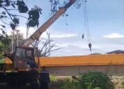 Gelondongan Kayu di Jembatan Siteba Dibersihkan PUPR