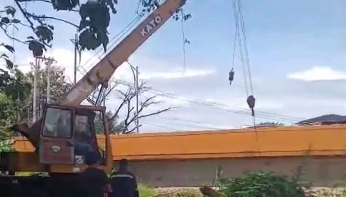 Gelondongan Kayu di Jembatan Siteba Dibersihkan PUPR