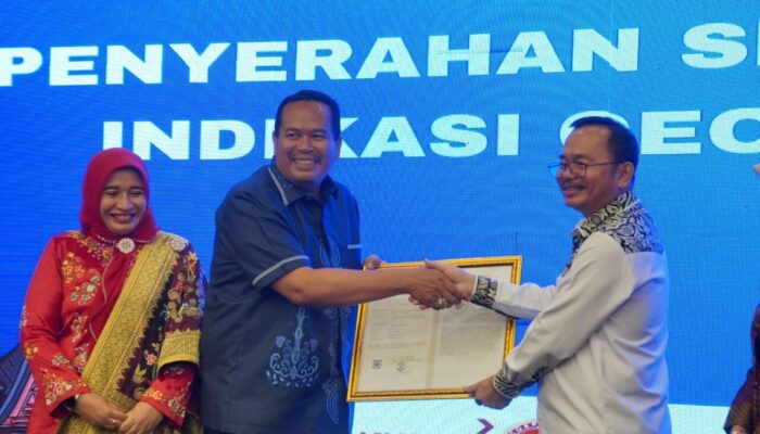 Kanwil Kemenkum Sumbar Serahkan Sertifikan ke Yota Balad