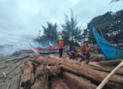 Gelondongan Kayu Mengubur Harapan Nelayan Muaro Gantiang