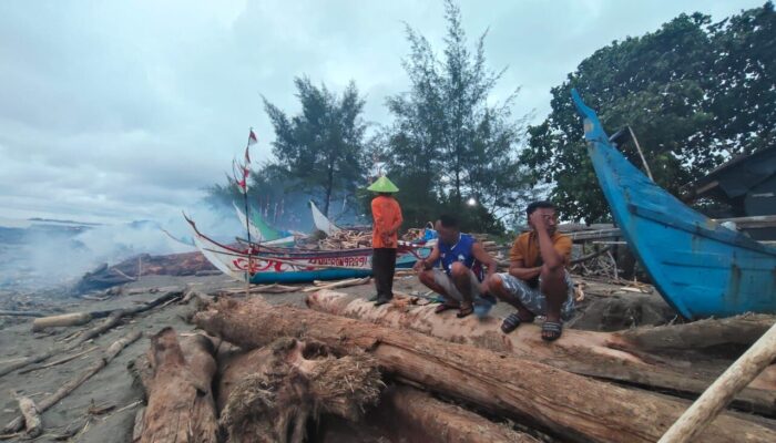 Gelondongan Kayu Mengubur Harapan Nelayan Muaro Gantiang