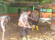 Personel Polsek Bayang Bersihkan SD 19 Tanjung Durian