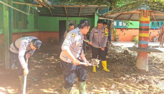 Personel Polsek Bayang Bersihkan SD 19 Tanjung Durian