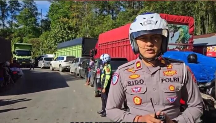 Arus Lalu Lintas Padang-Solok dan Sebaliknya Macet Panjang