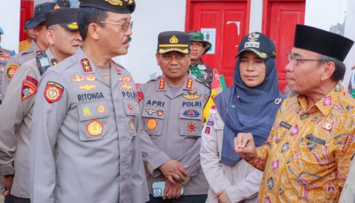 Sabhara Baharkam Polri Salurkan Bantuan Sembako untuk Korban Banjir di Padang