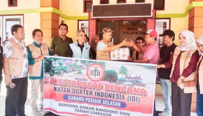 IDI dan PAPDI Sumbar Salurkan Bantuan bagi Korban Banjir di Bayang Utara, Siapkan Pengobatan Massal