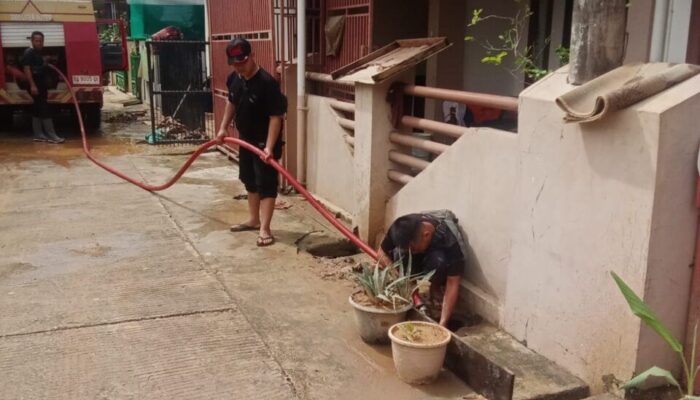 Tim Relawan Dharmasraya Terus Lakukan Pembersihan Daerah Terdampak Banjir