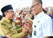 Kemenperin Serahkan 15 Karung Beras ke Pemko Padang