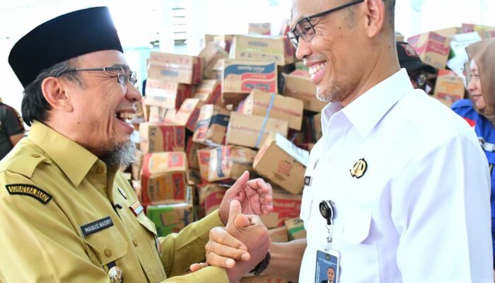 Kemenperin Serahkan 15 Karung Beras ke Pemko Padang