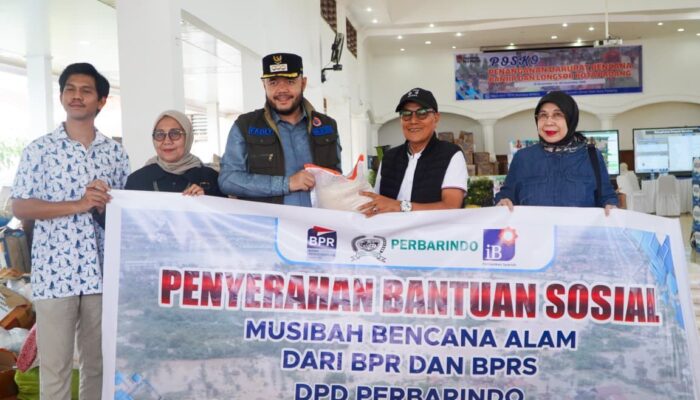Perbarindo Salurkan 40 Karung Beras untuk Korban Banjir di Padang