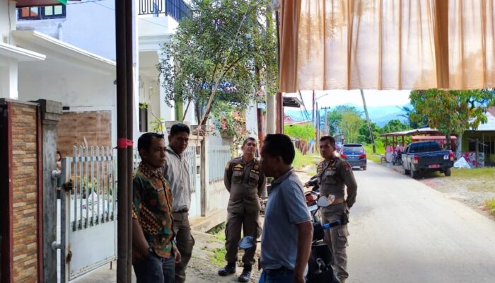 Satpol PP Padang Tertibkan Tenda Pernikahan yang Memakai Badan Jalan