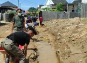 Satpol PP Padang Bersama Warga Bersihkan Jalan di 2 Kecamatan