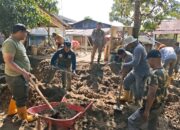 Satpol PP Padang Bantu Warga Bersihkan Lumpur Pasca Banjir