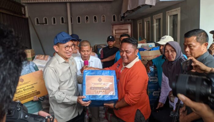 Menbud Serahkan Bantuan Korban Bencana Batu Busuak