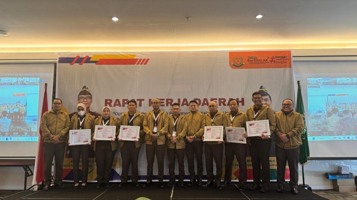 Kejari Solok Selatan Raih Dua Penghargaan Bergengsi di RAKERDA 2025 Kejati Sumbar