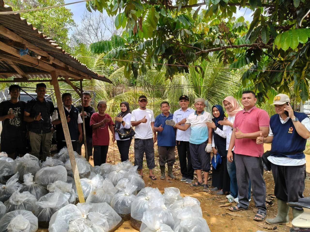 Pemkab menyerahkan bantuan untuk kelompok Budidaya ikan.