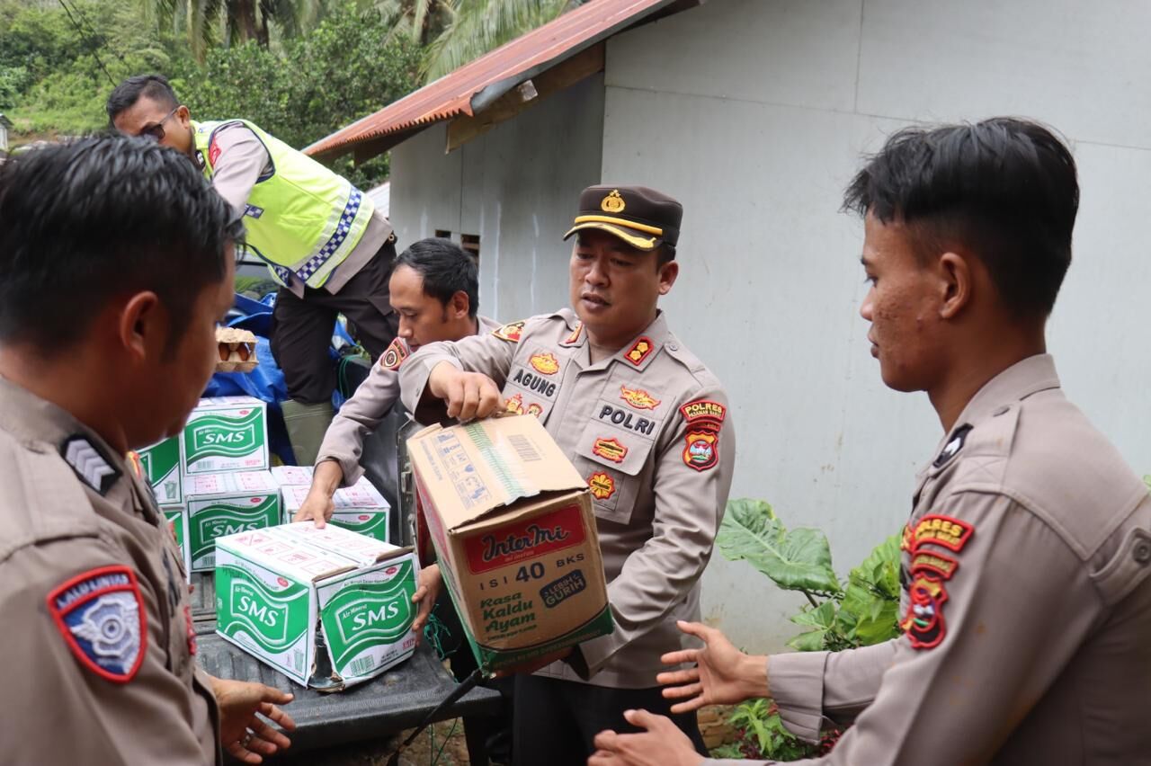 Polres Pasbar salurkan bantuan bencana di Pasanggiang Talu