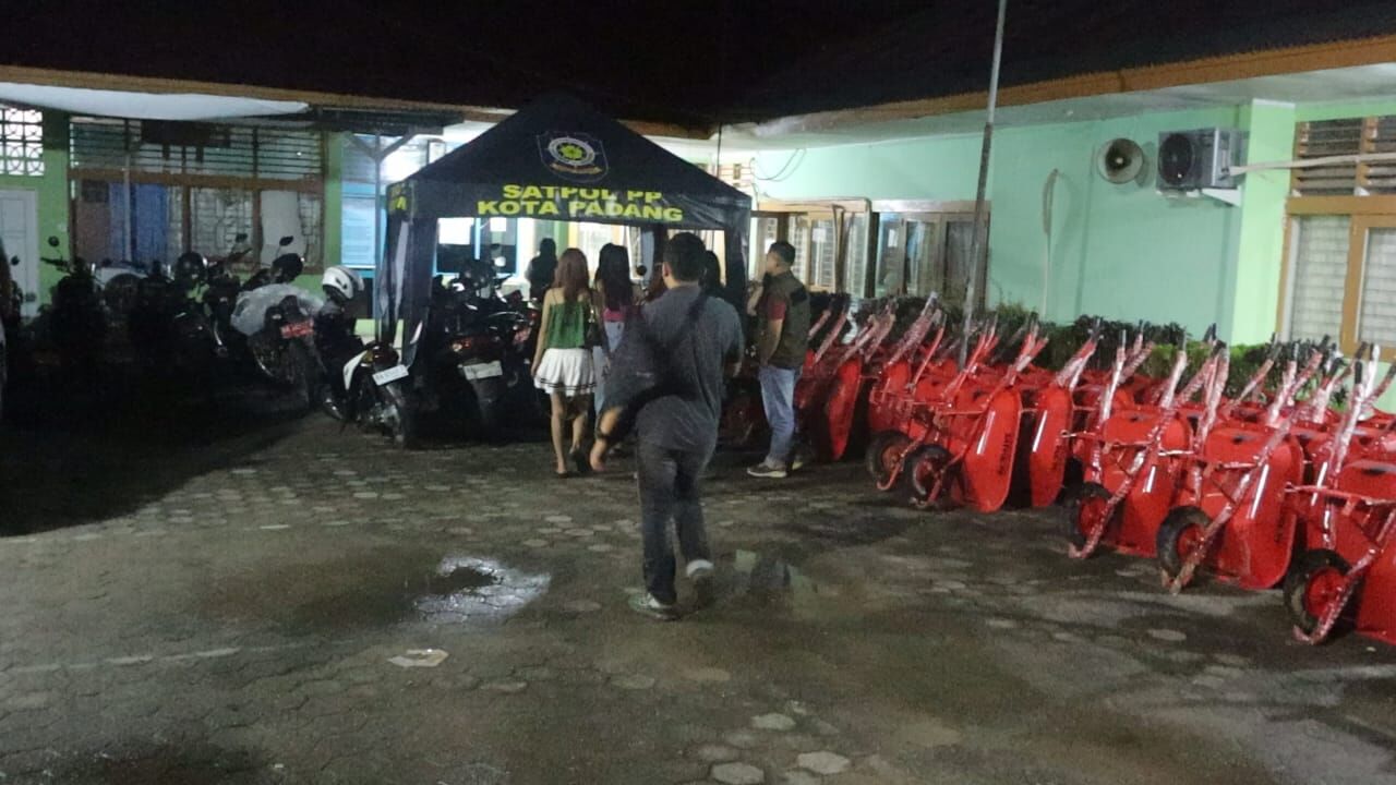 Satpol PP Padang Bubarkan Tempat Hiburan Langgar Jam Operasional