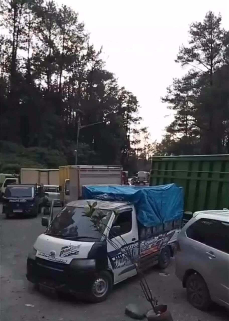 Sitiunjau Lauik Alami Macet Parah, Kendaraan Tidak Bergerak Berjam-jam