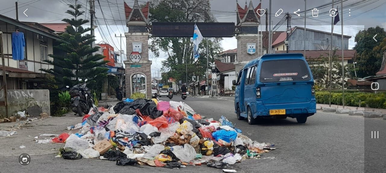 Tumpukan Sampah Meningkat, Warga Keluhkan Bau dan Gangguan Lalu Lintas