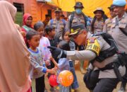 Kapolres Pessel Salurkan Bantuan Tantya Sudhirajati, Sisipkan Imbauan Humanis di Bayang Utara