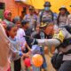 Kapolres Pessel Salurkan Bantuan Tantya Sudhirajati, Sisipkan Himbauan Humanis di Bayang Utara