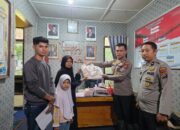 Peduli Pendidikan, Kapolres Pasbar, AKBP Agung Tribawanto melalui Kapolsek Iptu Donal Berikan Beasiswa dan Perlengkapan Sekolah untuk Korban Bencana