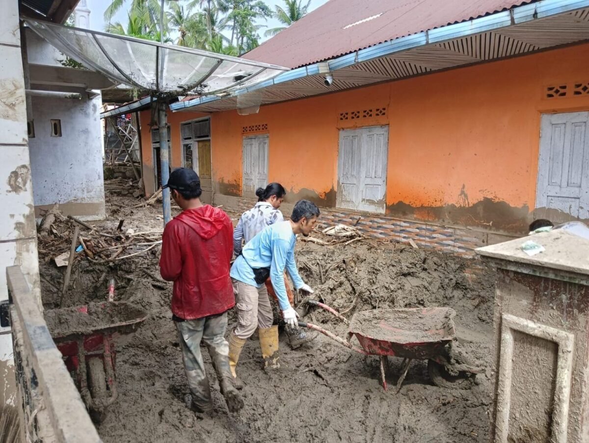 Relawan IKA FISIP UNRI Hadir di Muaro Ambius, Menjaga Asa di Tengah Puing Banjir Bandang