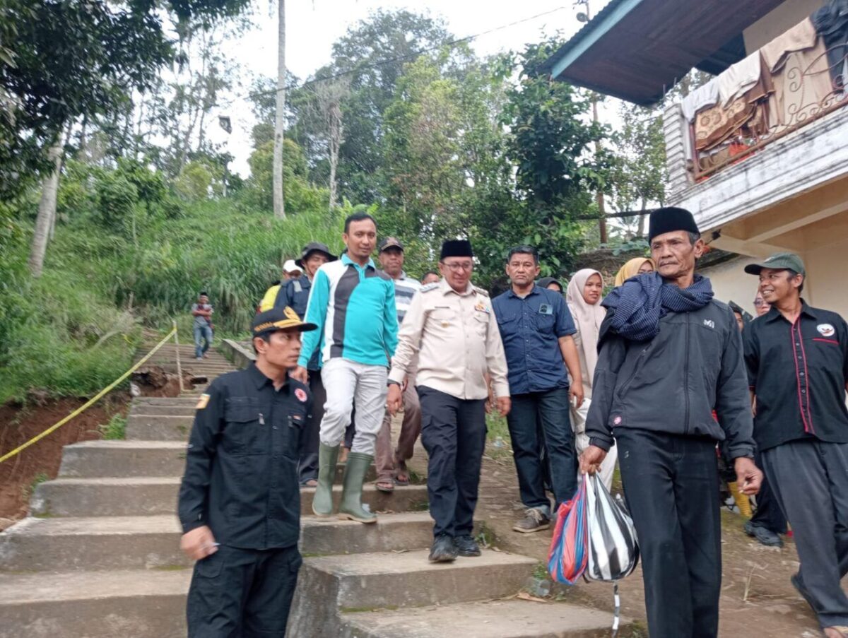 Flasback Bencana, Gerak Cepat di Tengah Galodo: Bupati Eka Putra Dampingi Warga Tanah Datar dari Hari Pertama Bencana