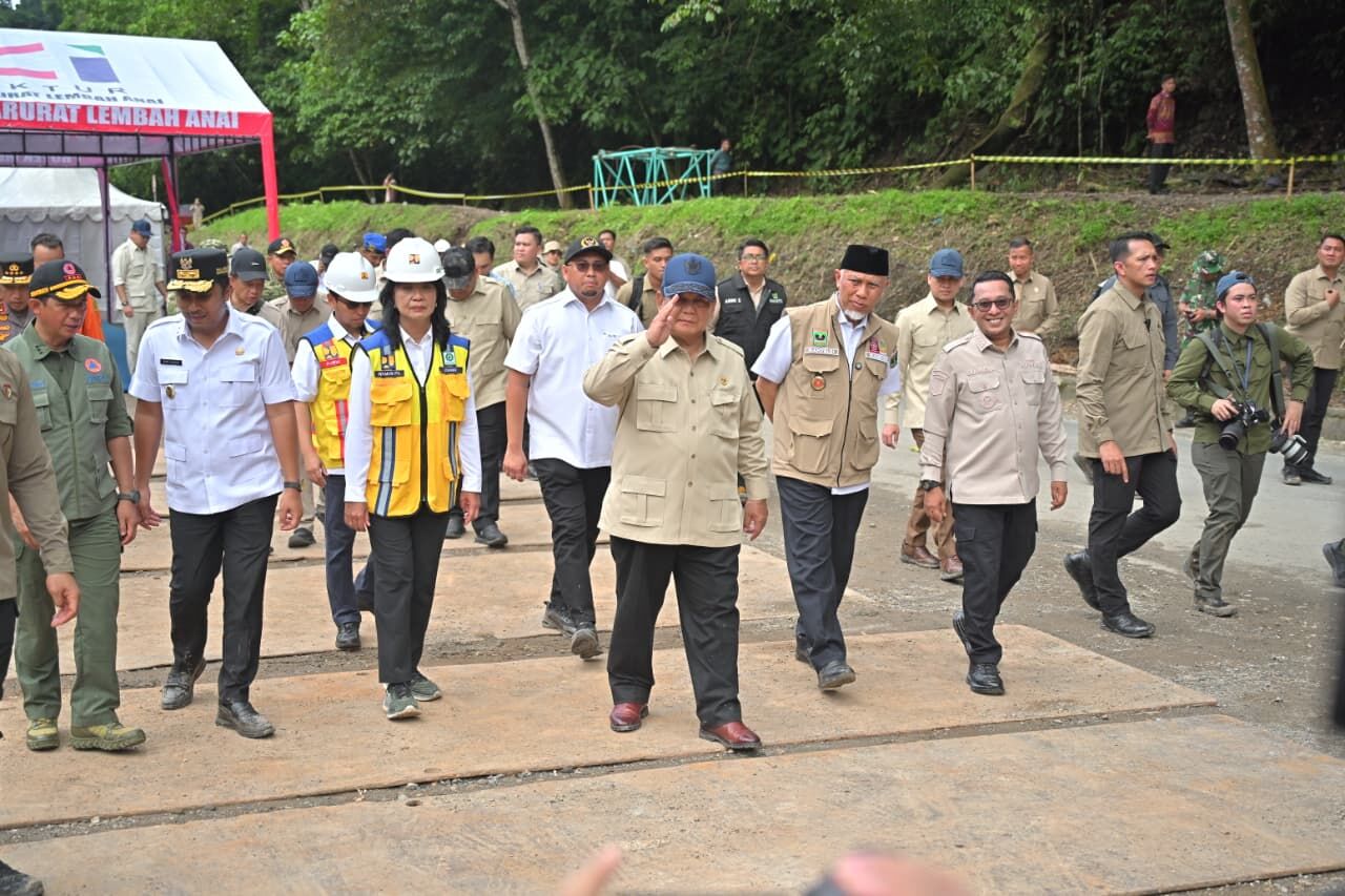 Presiden Prabowo Tinjau Langsung Jalan Nasional Putus di Lembah Anai