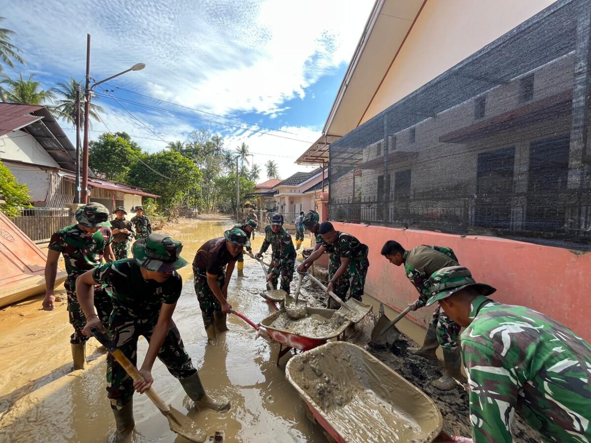 Satgas Gulbencal Yonif 133/Yudha Sakti Bersihkan Permukiman Warga Pascabanjir di Padang