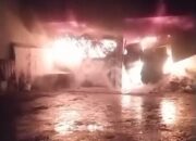 Api Mengamuk di Tengah Malam, Dua Petak Toko di Lubuk Begalung Padang Hangus Terbakar