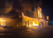 Api Mengamuk di Simpang Bandar Buat, Satu Rumah dan Tiga Toko Hangus Dilalap Si Jago Merah