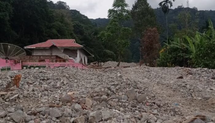 Keraguan Warga Meninggalkan Batu Busuk