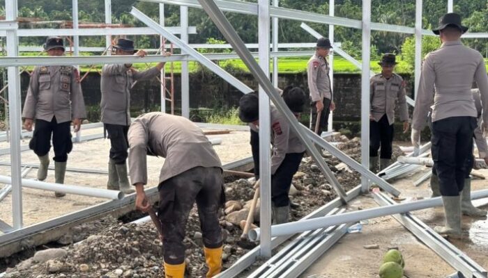 50 Personel Brimob Turun Tangan Bangun Huntara di Padang Pariaman