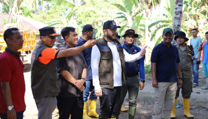 150 Personil Gabungan Goro di Kampung Apa, Rumah Warga Korban Banjir Dibersihkan