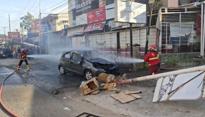Honda Brio Hangus Terbakar di Lubuk Buaya Padang, Petugas Temukan 4 Jerigen Bensin
